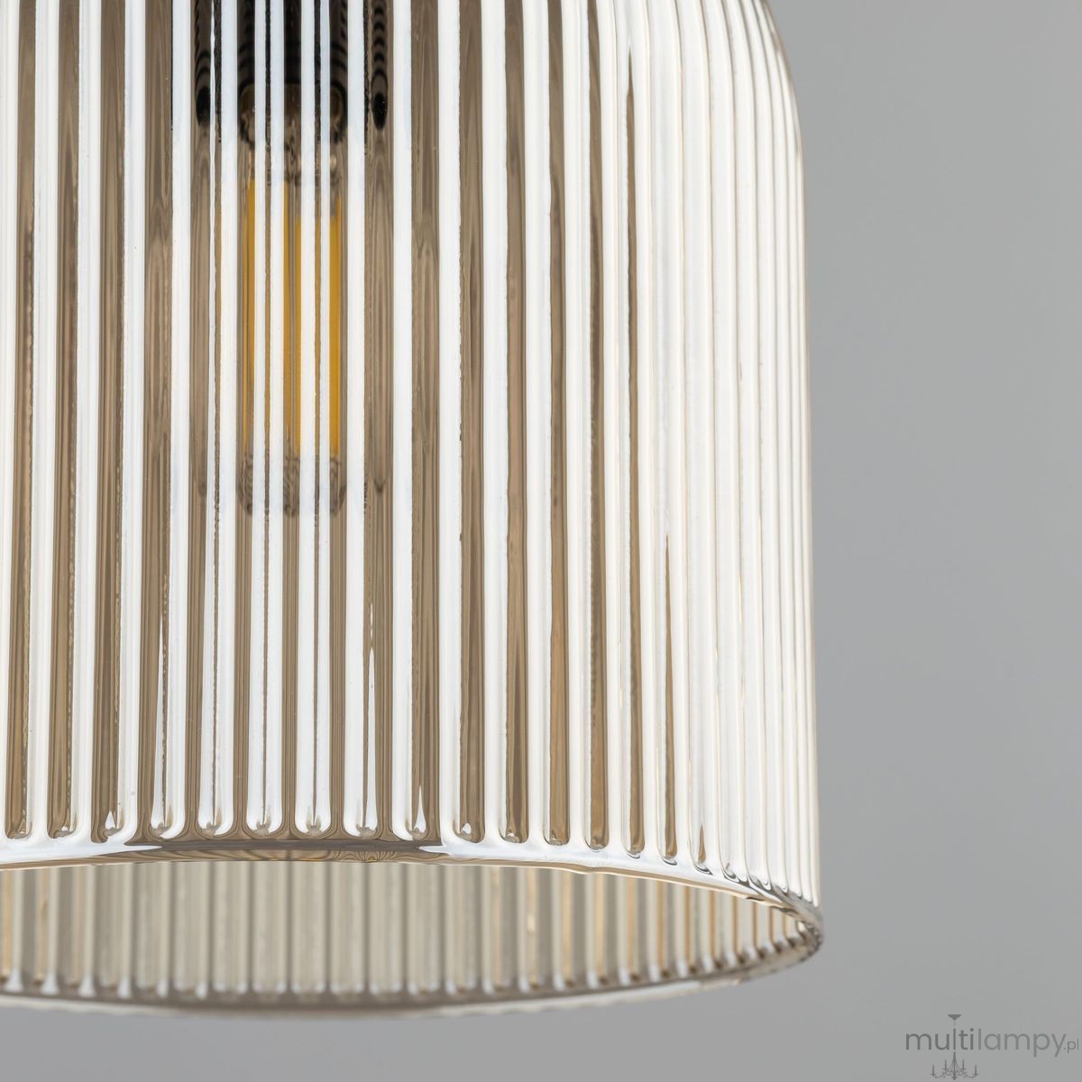 Lampa wisząca Sophia 1xE14 z bursztynowym i zielonym kloszem, z widocznymi pionowymi żłobieniami. Ujęcie z bliska, pokazujące szczegóły klosza i źródło światła w środku. Tło w odcieniu szarości, podkreślające elegancki design.