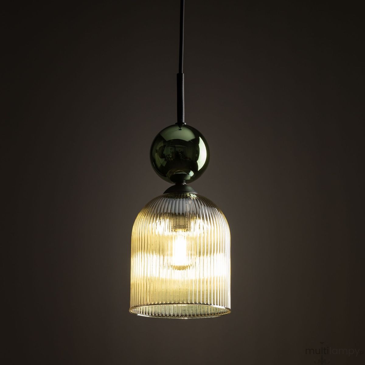Lampa wisząca Sophia 1xE14 w kolorze bursztynowym i zielonym, z przezroczystym kloszem o żłobionej fakturze. Ujęcie z góry, lampa zawieszona na cienkim przewodzie, z ozdobną kulą u góry. Tło ciemne, co podkreśla kolorystykę lampy.