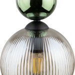 Lampa wisząca Sophia 1xE14 z bursztynowym kloszem w pionowe prążki, zakończona zieloną kulą na górze. Elementy metalowe w kolorze czarnym. Zbliżenie na detale, widoczny żarnik wewnątrz.