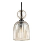 Kinkiet Sophia 1xE14 w kolorze bursztynowym, z metalowym mocowaniem, posiada szklany klosz w pionowe prążki. Lampka ma okrągłą, przezroczystą górę, zawieszoną na czarnym przewodzie, prezentując elegancki, nowoczesny design.