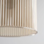 Lampa wisząca Sophia z bursztynowym kloszem z przezroczystego szkła w pionowe żłobienia. Ujęcie z bliska, pokazujące detal kształtu klosza. Przeznaczona na żarówkę E14. Tło jasne, proste.