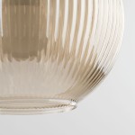 Lampa wisząca Sophia z bursztynowego, teksturowanego szkła, z widocznymi delikatnymi żłobieniami. Ujęcie z dołu, zbliżenie na klosz, który jest okrągły i lekko przezroczysty, zawieszony na cienkim przewodzie.