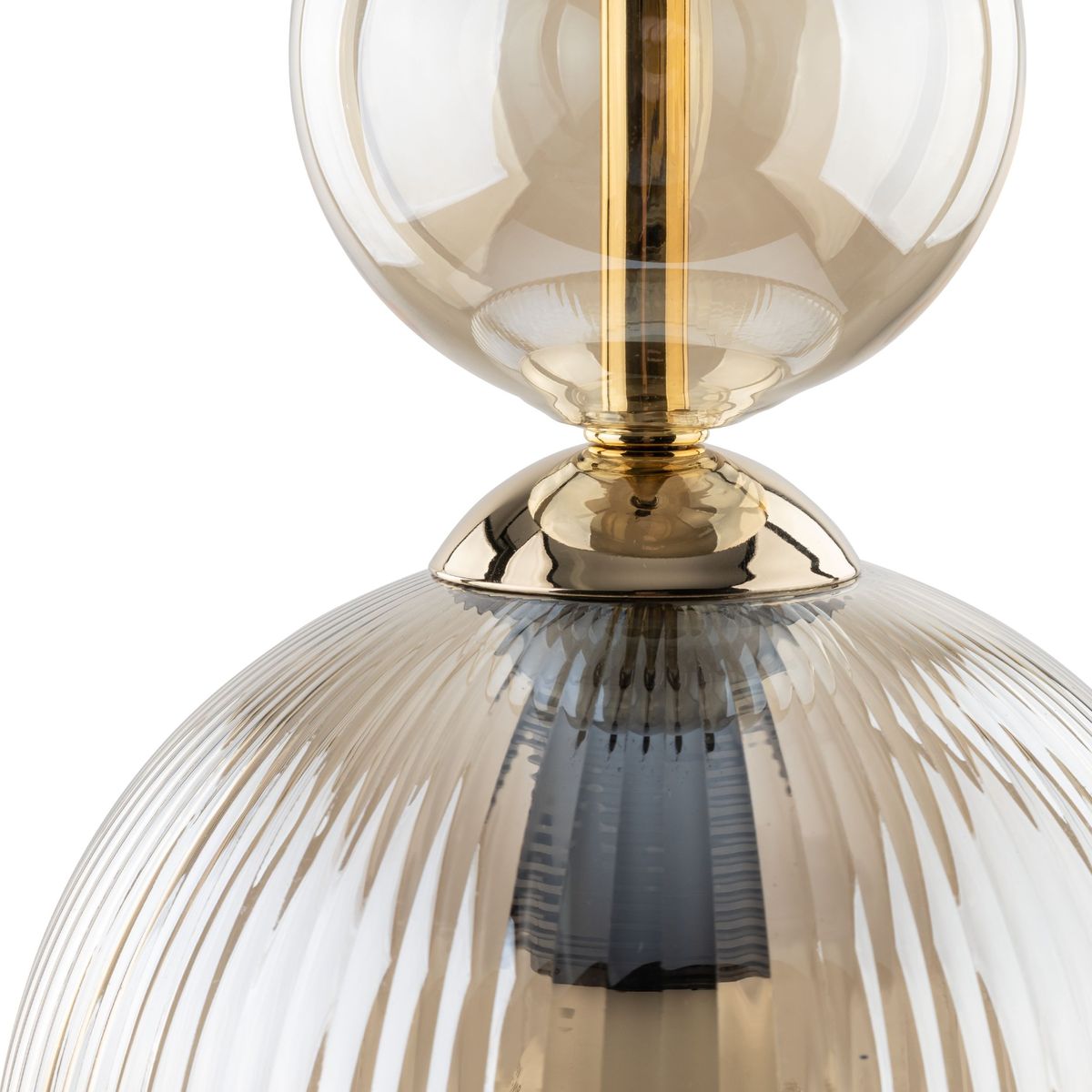 Lampa wisząca Sophia z kloszem w bursztynowym kolorze, wykonana z połyskującego szkła, z ozdobnym metalowym elementem w złotym kolorze. Ujęcie z góry, ukazujące detale i teksturę klosza oraz połączenie z metalowym mocowaniem.