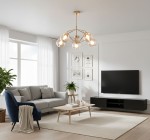 Złota lampa wisząca Barsum 5-punktowa z przezroczystymi kloszami, zawieszona w nowoczesnym wnętrzu. Lampa umieszczona centralnie, otacza ją jasne tło z oknami i roślinnością, w pobliżu kanapa i stół.