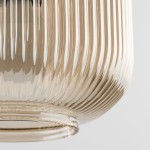 Lampa wisząca Sophia 1xE14 w bursztynowym kolorze z przezroczystego, żebrowanego szkła. Ujęcie w zbliżeniu na dolną część klosza, ukazujące jego teksturę i kształt. Idealna do nowoczesnych wnętrz.