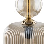Lampa wisząca Sophia z jedną oprawą E14, bursztynowa, z żłobionym kloszem i złotą podstawą. Ujęcie z bliska, ukazujące detale faktury i kształtu. Szklana kula u góry oraz błyszczący element przy podstawie.