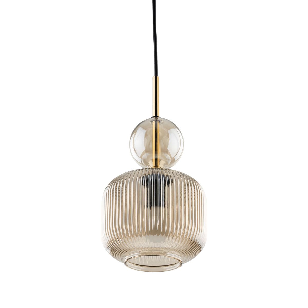 Lampa wisząca Sophia z kloszem w bursztynowym kolorze i żłobieniami, z metalowym elementem w kolorze złotym. Posiada miejsce na jedną żarówkę E14. Zawieszona na czarnym przewodzie, o okrągłym kształcie, z górną kulistą częścią.