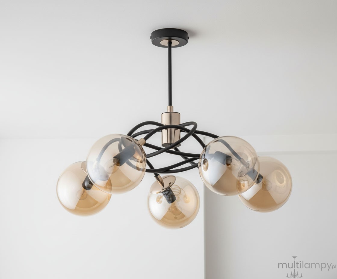 Lampa wisząca Doxa 5-punktowa w kolorze czarnym i złotym. Posiada pięć szklanych kloszy w odcieniu złotym, umieszczonych na czarnych, spiralnych ramionach. Montowana sufitowo, z minimalistycznym designem na białym tle.