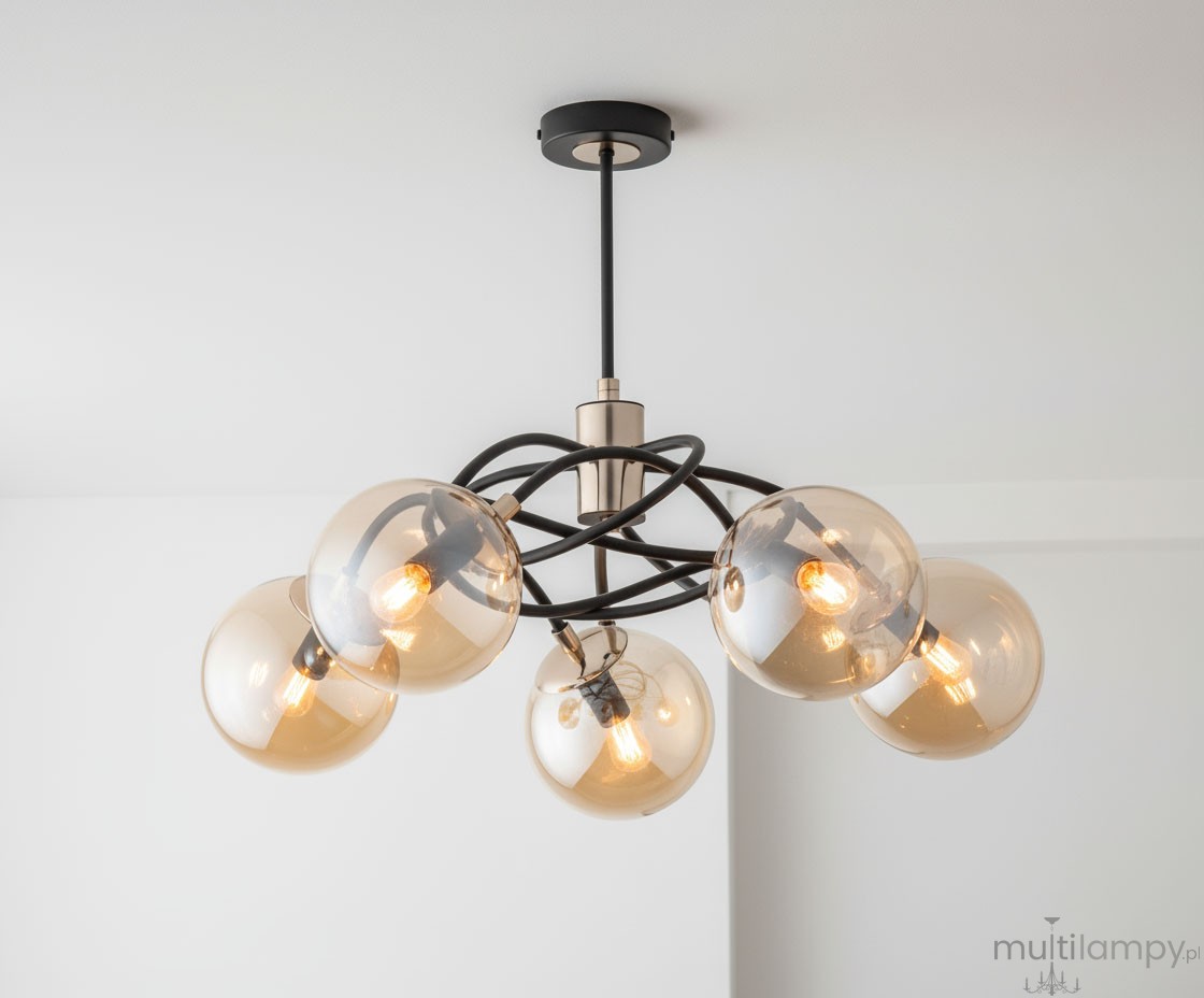 Lampa wisząca Doxa 5-punktowa w kolorze czarnym z elementami złotymi. Okrągłe, przezroczyste klosze w kształcie kul, umieszczone na czarnym, metalowym stelażu, zwisającym z sufitu. Nowoczesny design, idealna do różnych wnętrz.