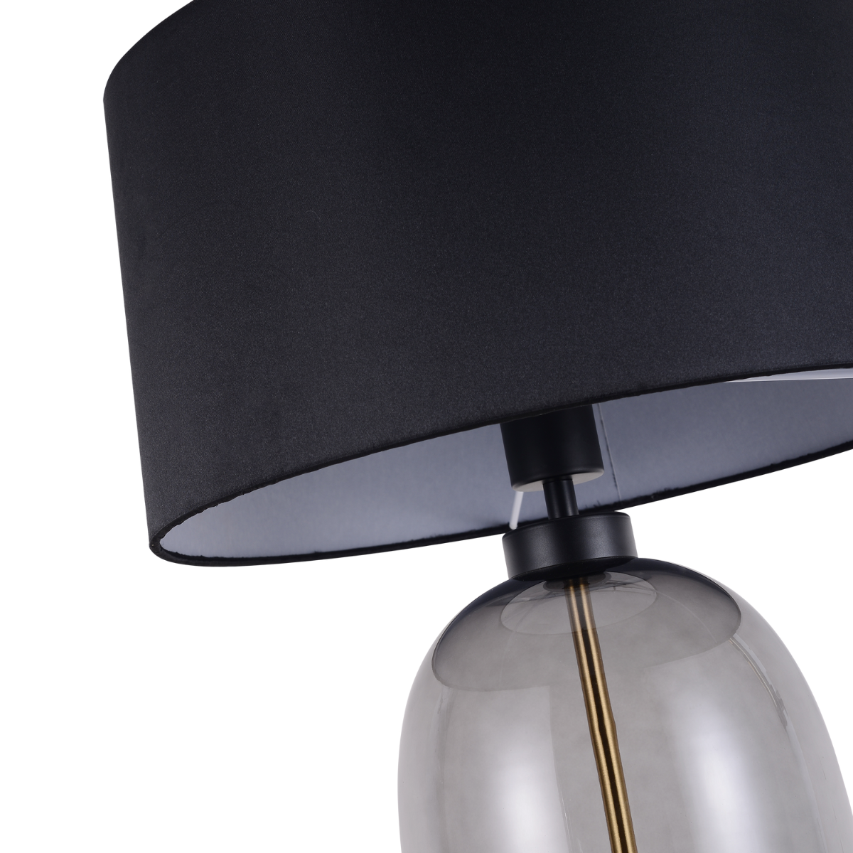 Lampa stołowa Amur LP-919/1T z kloszem w kolorze czarnym i smukłą podstawą ze szkła w odcieniu dymnym. Widoczny złoty element łączący, lampa w pozycji stojącej, zbliżenie na detal.