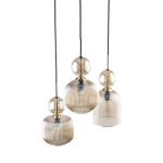 Lampa wisząca Sophia 3xE14 w bursztynowym kolorze, składająca się z trzech szklanych kloszy o teksturowanej powierzchni, zawieszona na czarnych przewodach. Klosze mają różne kształty: dwa okrągłe i jeden cylindryczny, z metalowymi detalami.