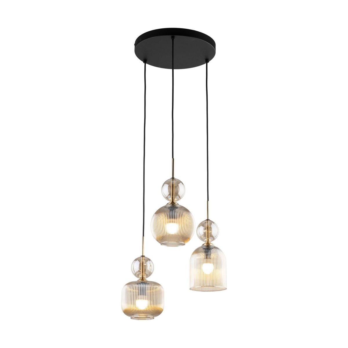 Lampa wisząca Sophia z trzema kloszami w kształcie cylindrów, wykonanymi z przezroczystego szkła z dekoracyjnymi żłobieniami. Utrzymana w kolorze bursztynowym, zawieszona na czarnych przewodach z okrągłym, czarnym mocowaniem sufitowym.
