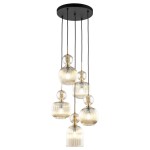 Lampa wisząca Sophia z pięcioma kloszami w bursztynowym kolorze, zawieszona na czarnych przewodach. Klosze o różnych kształtach, z teksturowanym szkłem, tworzą efektowną kompozycję. Montowana na okrągłej podstawie sufitowej.
