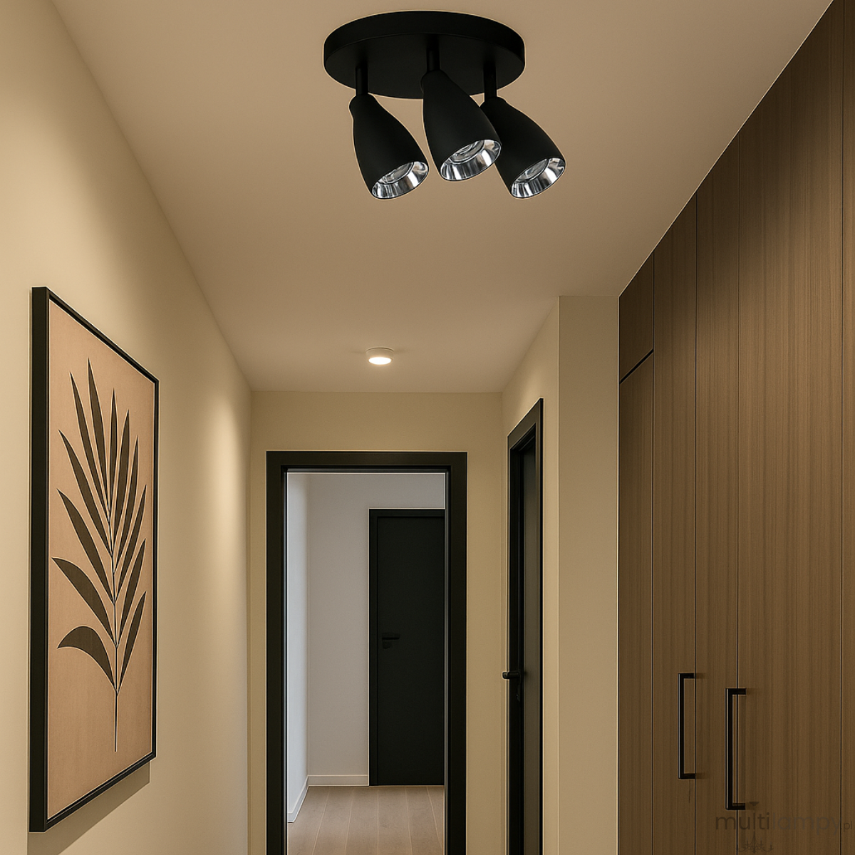 Campana lampa sufitowa (spot) z trzema czarnymi kloszami GU10, zamontowana na suficie w korytarzu. Klosze skierowane są w dół, a lampa znajduje się w jasnym otoczeniu, obok drewnianych mebli i dekoracji na ścianie.