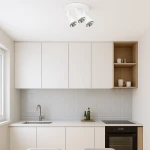 Campana lampa sufitowa (spot) 3xGU10 w białym kolorze, z trzema ruchomymi reflektorami, zamontowana na gładkim suficie. Widoczna w nowoczesnej kuchni z białymi szafkami i szarym backsplashiem.