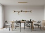 Lampa wisząca Dansa 5-punktowa w kolorze złotym, zawieszona nad drewnianym stołem w jadalni. Posiada pięć szklanych kloszy w stylu minimalistycznym, umieszczonych na prostej metalowej konstrukcji. W tle widoczne są szare krzesła i stół nakryty naczyniami.