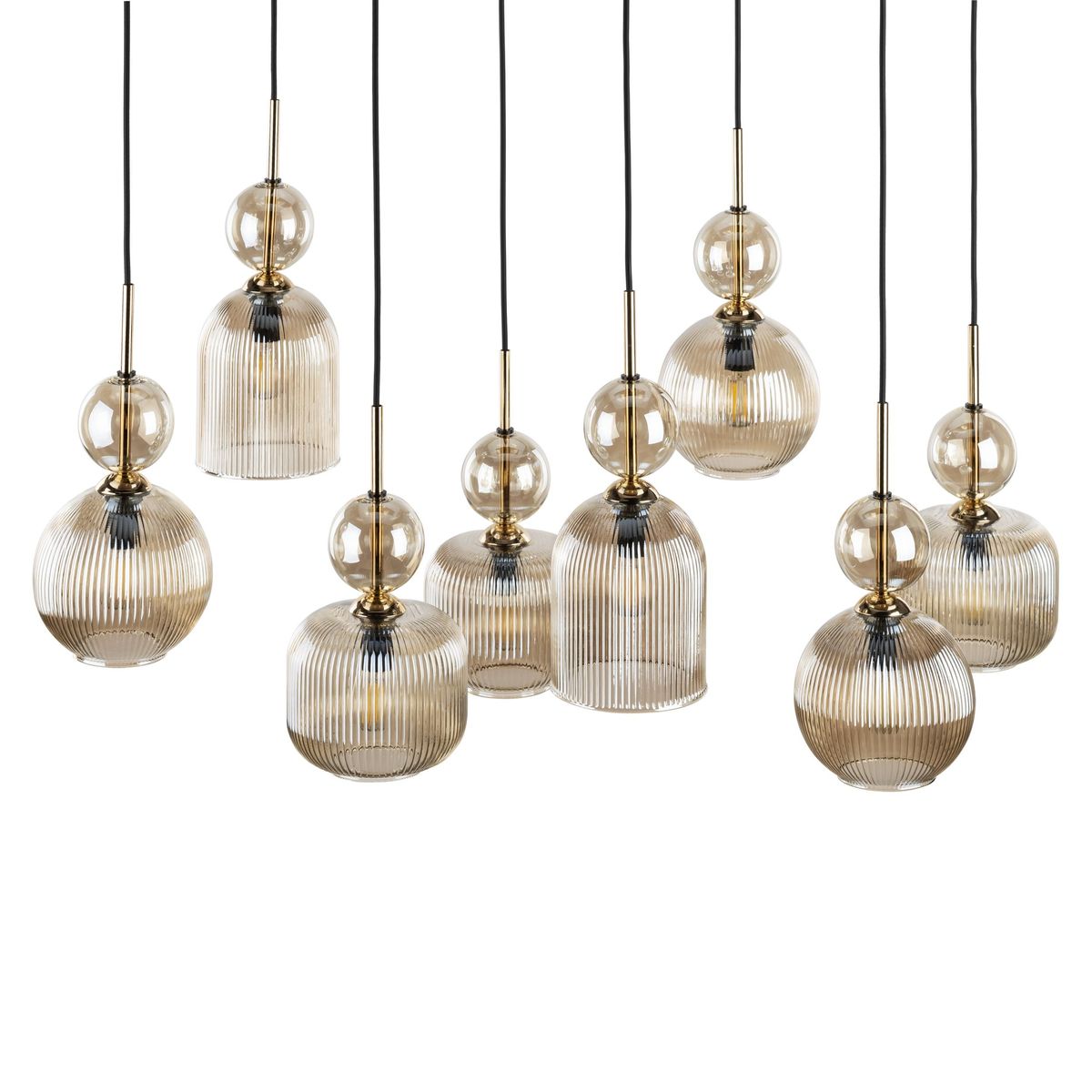 Lampa wisząca Sophia z 8 źródłami E14, w bursztynowym kolorze, składająca się z różnych kształtów kloszy, w tym cylindrycznych i kulistych, zawieszona na czarnych linkach, tworząca efektowną kompozycję.
