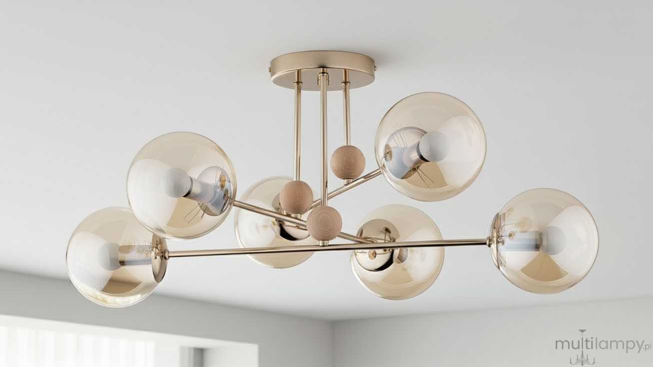 Złota lampa sufitowa Opty 6-punktowa z przezroczystymi kloszami, zawieszona w centralnej pozycji. Elementy drewniane oraz metalowe, z sześcioma żarówkami w kulistych kloszach. Tło jasne, minimalistyczne wnętrze.