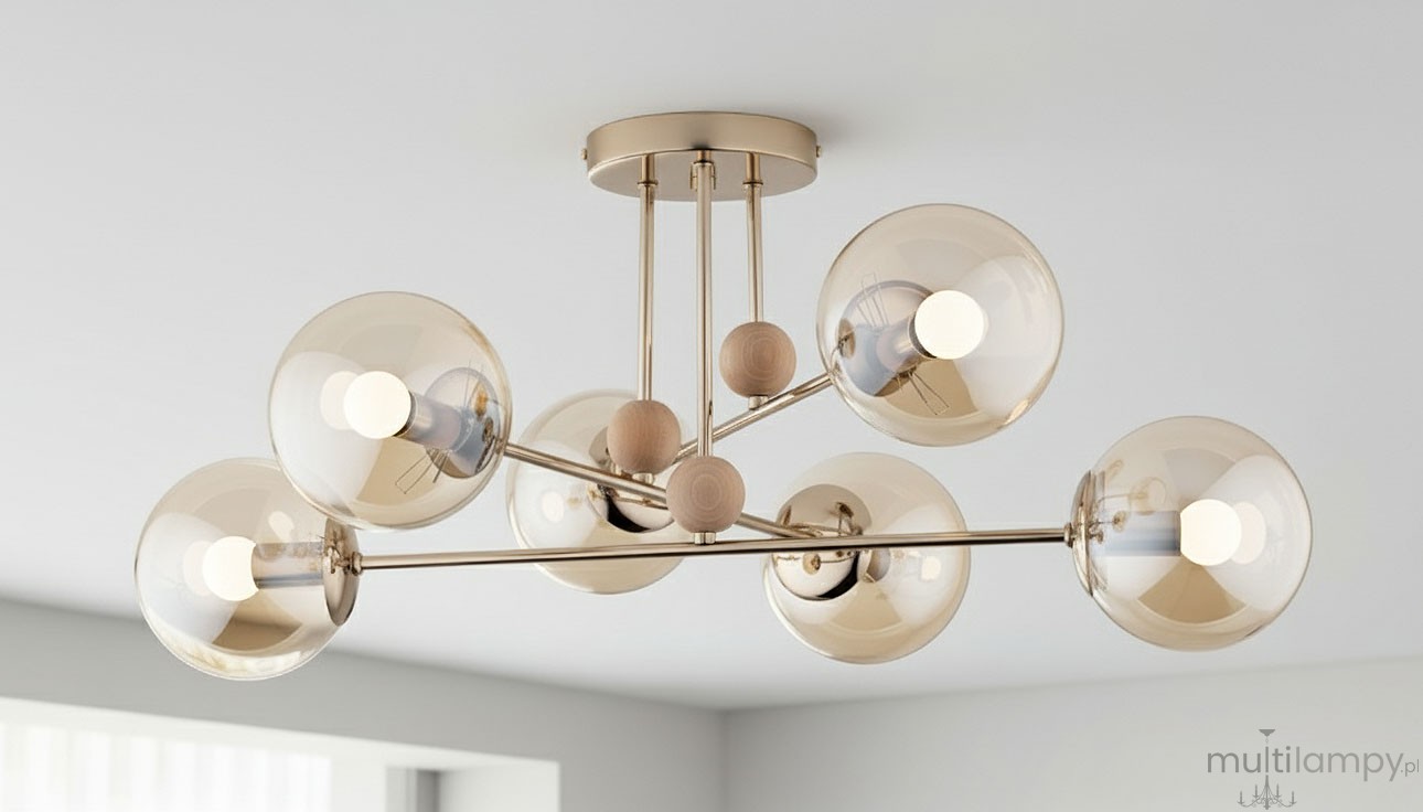Lampa sufitowa Opty 6-punktowa w kolorze złotym z przezroczystymi kloszami. Posiada sześć kulistych źródeł światła oraz drewniane detale. Ujęcie z góry, produkt zamontowany na suficie. Tło jasne, minimalistyczne.