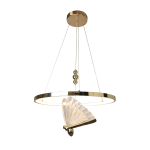 Lampa wisząca Marissa Ring w kolorze złotym, z dwoma źródłami LED o mocy 33W. Okrągła konstrukcja z metalowego pierścienia i dekoracyjnym, teksturowanym kloszem w kształcie wachlarza. Zawieszona na cienkich linkach, z ozdobnymi kulkami.