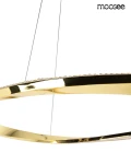 Lampa wisząca Anillo z dwoma źródłami LED 41W, w kolorze złotym, o nowoczesnym, okrągłym kształcie. Widoczny detal to gładka, błyszcząca powierzchnia. Produkt zawieszony na cienkich linkach, z logo marki Moosee w prawym górnym rogu.