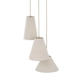 Lampa wisząca Coena Sabia w kolorze beżowym z trzema kloszami w kształcie stożka, zawieszona na cienkich przewodach. Klosze wykonane z materiału tekstylnego, z widocznym drewnianym wykończeniem u góry. Elegancki design, idealna do nowoczesnych wnętrz.