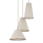 Lampa wisząca Coena Sabia z trzema kloszami w kształcie stożków w odcieniu beżowym, zawieszona na długich przewodach. Klosze mają teksturowaną powierzchnię, co nadaje im naturalny wygląd. Idealna do nowoczesnych wnętrz.