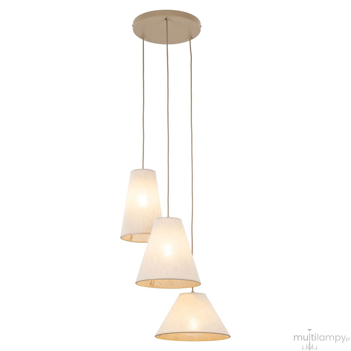 Beżowa lampa wisząca Coena Sabia z trzema kloszami w kształcie stożków, zawieszona na cienkich kablach. Klosze mają delikatną strukturę i emitują ciepłe światło. Montowana na okrągłej podstawie sufitowej.