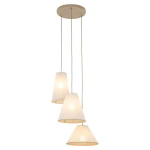 Beżowa lampa wisząca Coena Sabia z trzema kloszami w kształcie stożków, zawieszona na cienkich kablach. Klosze mają delikatną strukturę i emitują ciepłe światło. Montowana na okrągłej podstawie sufitowej.