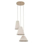 Lampa wisząca Coena Sabia w kolorze beżowym, z trzema abażurami w kształcie stożka, zawieszona na długich kablach. Abażury mają teksturowaną powierzchnię, a całość montowana na okrągłej podstawie sufitowej.