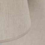 Beżowa lampa wisząca Coena Sabia z kloszem w kształcie stożka, wykonana z materiału tekstylnego o delikatnej fakturze. Widoczne jest wykończenie krawędzi w jasnym kolorze. Klosz jest zawieszony, idealny do wnętrz w stylu klasycznym.