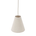 Beżowa lampa wisząca Coena Sabia z kloszem w kształcie stożka, wykonana z materiału tekstylnego. Uchwyt w kolorze beżowym, z kablem do zawieszenia. Prosta forma, idealna do nowoczesnych wnętrz.