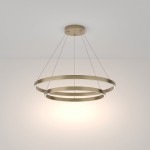 Lampa wisząca Rim 4000K, 2-punktowa, z mosiądzu, z dwoma okrągłymi pierścieniami. Zawieszona na cienkich linkach, emitująca ciepłe światło. Prosty, nowoczesny design na jasnym tle.