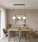 Lampa wisząca Diora w kolorze czarno-złotym, z trzema okrągłymi kloszami, zawieszona na prostokątnej podstawie. Ujęcie z dołu, w nowoczesnym wnętrzu jadalni z drewnianym stołem i szarymi krzesłami.