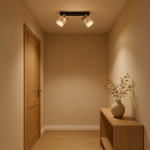 Kinkiet Erovia w kolorze czarnym i złotym z dwiema lampami LED 10W, montowany na suficie. Oświetlenie skierowane w dół, w nowoczesnym stylu, umieszczone w jasnym wnętrzu z drewnianymi elementami i roślinnością.