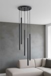 Lampa wisząca Collet 5-punktowa w kolorze czarnym, składająca się z pięciu długich, cylindrycznych elementów zwisających na cienkich przewodach. Zawieszona na okrągłej podstawie, umieszczona w nowoczesnym wnętrzu obok jasnej kanapy.