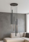 Lampa wisząca Collet 5-punktowa w kolorze czarnym, składająca się z pięciu cylindrycznych elementów zwisających na różnych wysokościach. Umieszczona na okrągłej podstawie, z widocznymi przewodami. Tło w odcieniach szarości, sofa w jasnym kolorze.