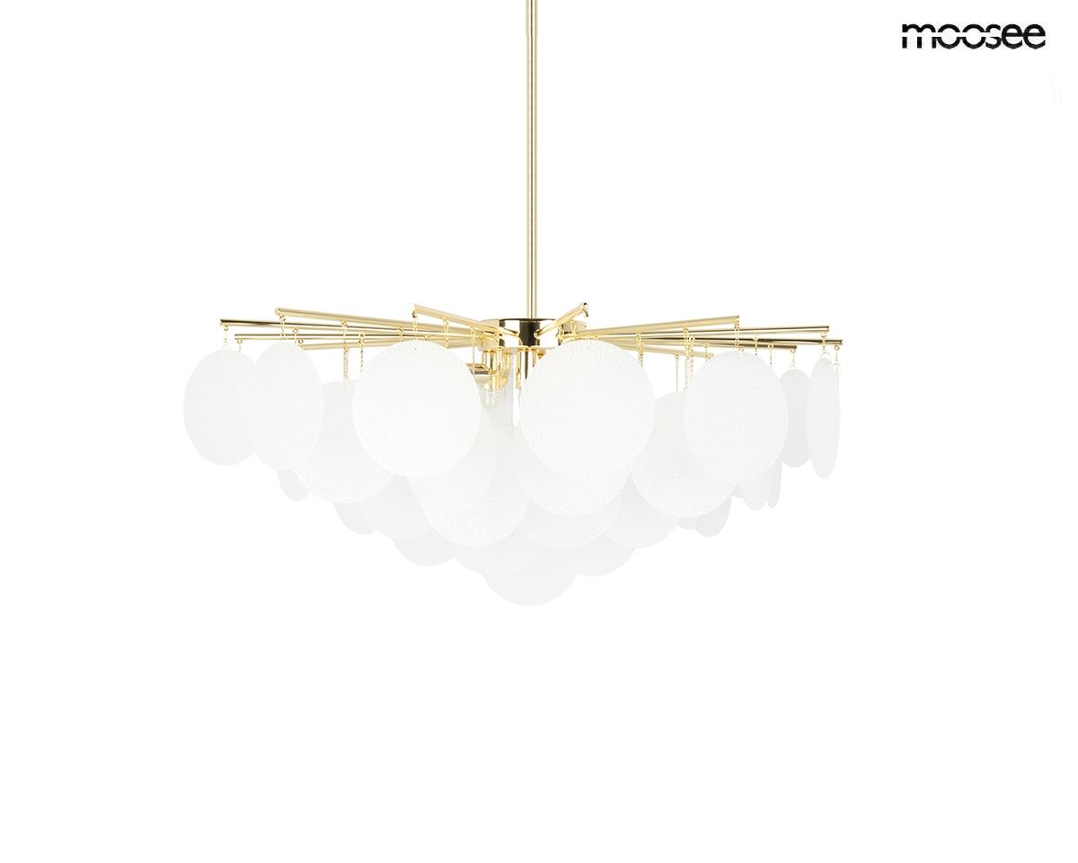 Lampa wisząca Suono 60 w kolorze złotym z sześcioma źródłami światła E14. Charakteryzuje się okrągłymi, matowymi kloszami w białym kolorze, zawieszonymi na złotej konstrukcji. Produkt widoczny z przodu, zawieszony na długim przewodzie.
