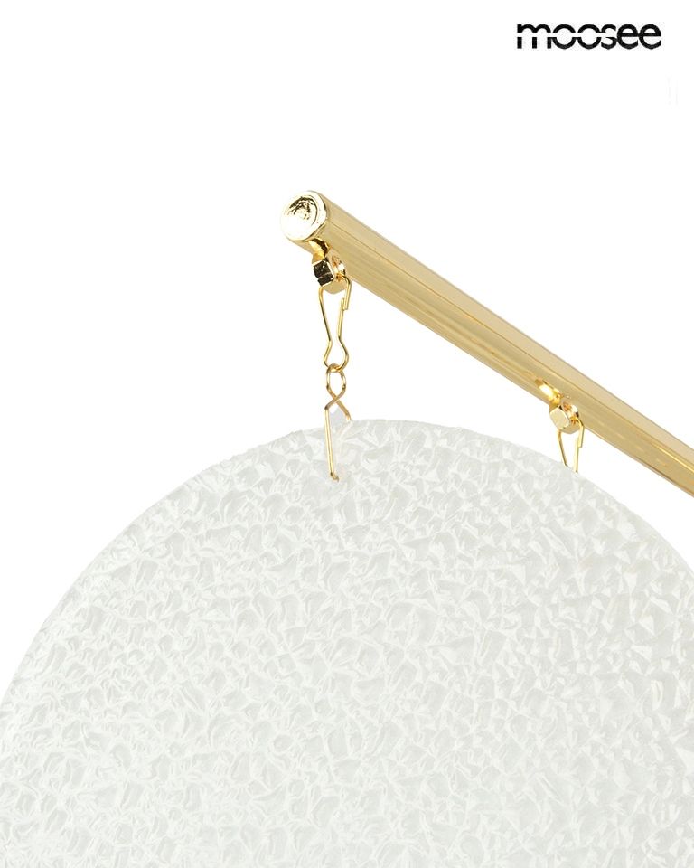 Lampa wisząca Suono 60 z sześcioma gniazdami E14, z złotym metalowym stelażem. Szklany klosz o okrągłym kształcie z fakturą przypominającą faliste szkło, zawieszony na złotych elementach. Tło białe.