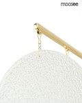 Lampa wisząca Suono 60 z sześcioma gniazdami E14, z złotym metalowym stelażem. Szklany klosz o okrągłym kształcie z fakturą przypominającą faliste szkło, zawieszony na złotych elementach. Tło białe.