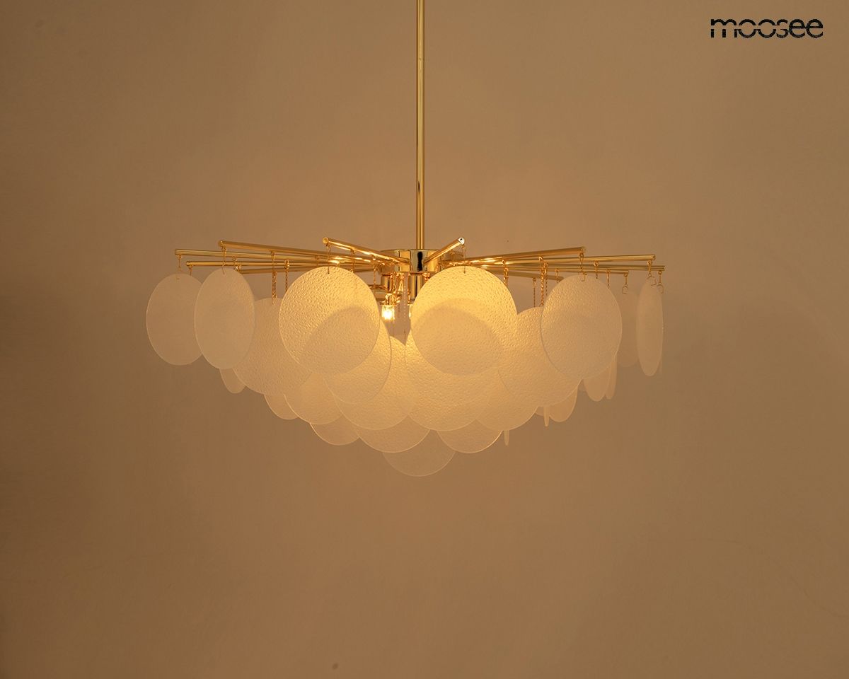 Lampa wisząca Suono 80 z ośmioma gniazdami E14, złota konstrukcja z przezroczystymi, okrągłymi kloszami. Ujęcie z przodu, lampa zawieszona, emitująca ciepłe światło, z wyraźnym efektem tekstury kloszy. Tło w jasnym odcieniu.