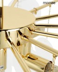 Lampa wisząca Suono 80, złota, z 8 miejscami na żarówki E14. Widoczne elementy: okrągła podsufitka i metalowe ramiona w złotym wykończeniu, podkreślające nowoczesny design. Ujęcie z bliska, skupiające się na detalu konstrukcji.