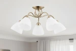 Lampa sufitowa Amarillo Patyna, 5-punktowa, z metalową podstawą w kolorze mosiądzu i pięcioma kloszami z białego szkła. Ujęcie z dołu, pokazujące elegancki design i kształt kloszy. Tło jasne, minimalistyczne.
