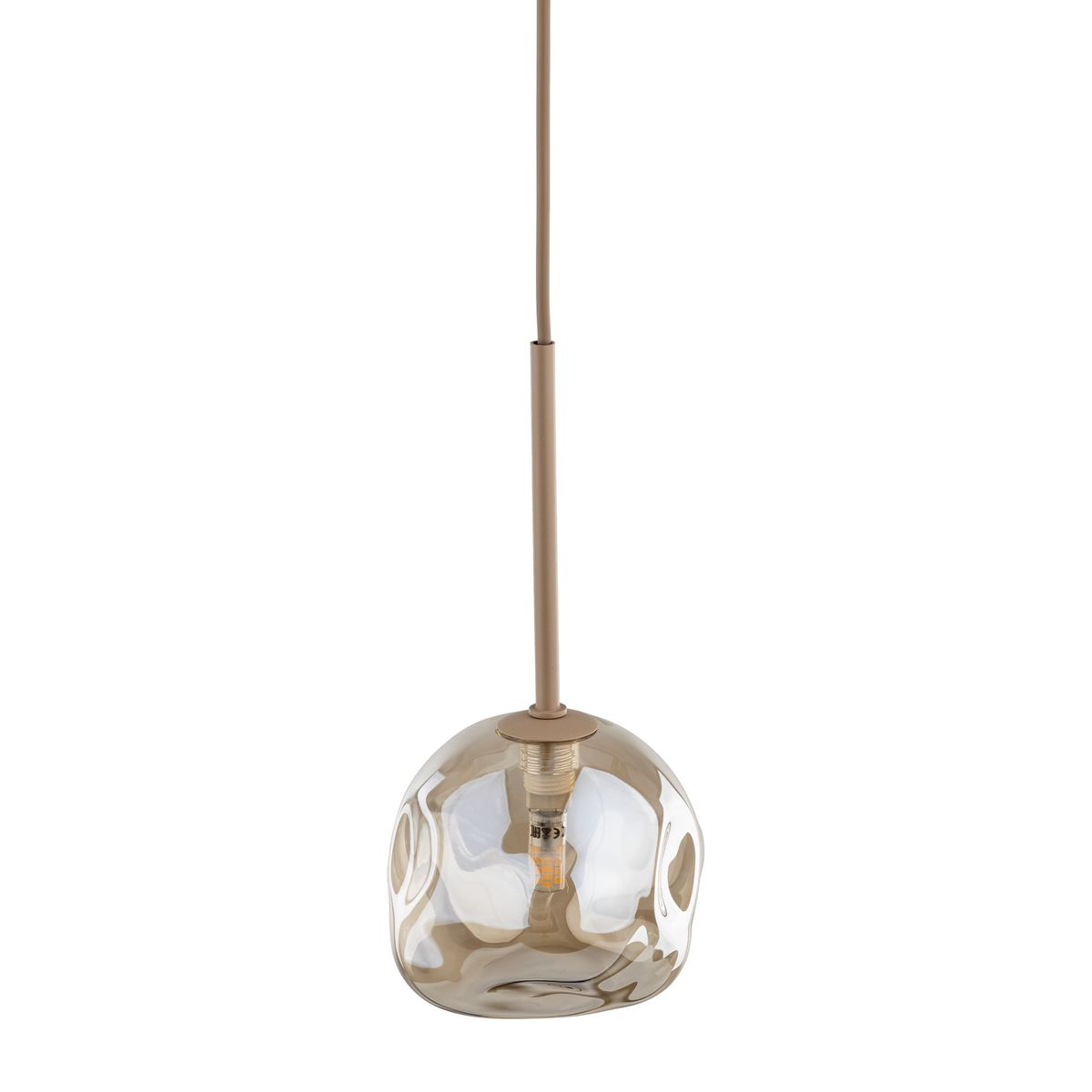 Lampa wisząca Lava Sabia w beżowej kolorystyce z przezroczystym kloszem o zaokrąglonym kształcie. Posiada metalowy uchwyt w kolorze beżowym i jedno gniazdo G9. Ujęcie z dołu, podkreślające detal klosza i źródło światła.