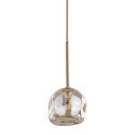 Lampa wisząca Lava Sabia w beżowej kolorystyce z przezroczystym kloszem o zaokrąglonym kształcie. Posiada metalowy uchwyt w kolorze beżowym i jedno gniazdo G9. Ujęcie z dołu, podkreślające detal klosza i źródło światła.