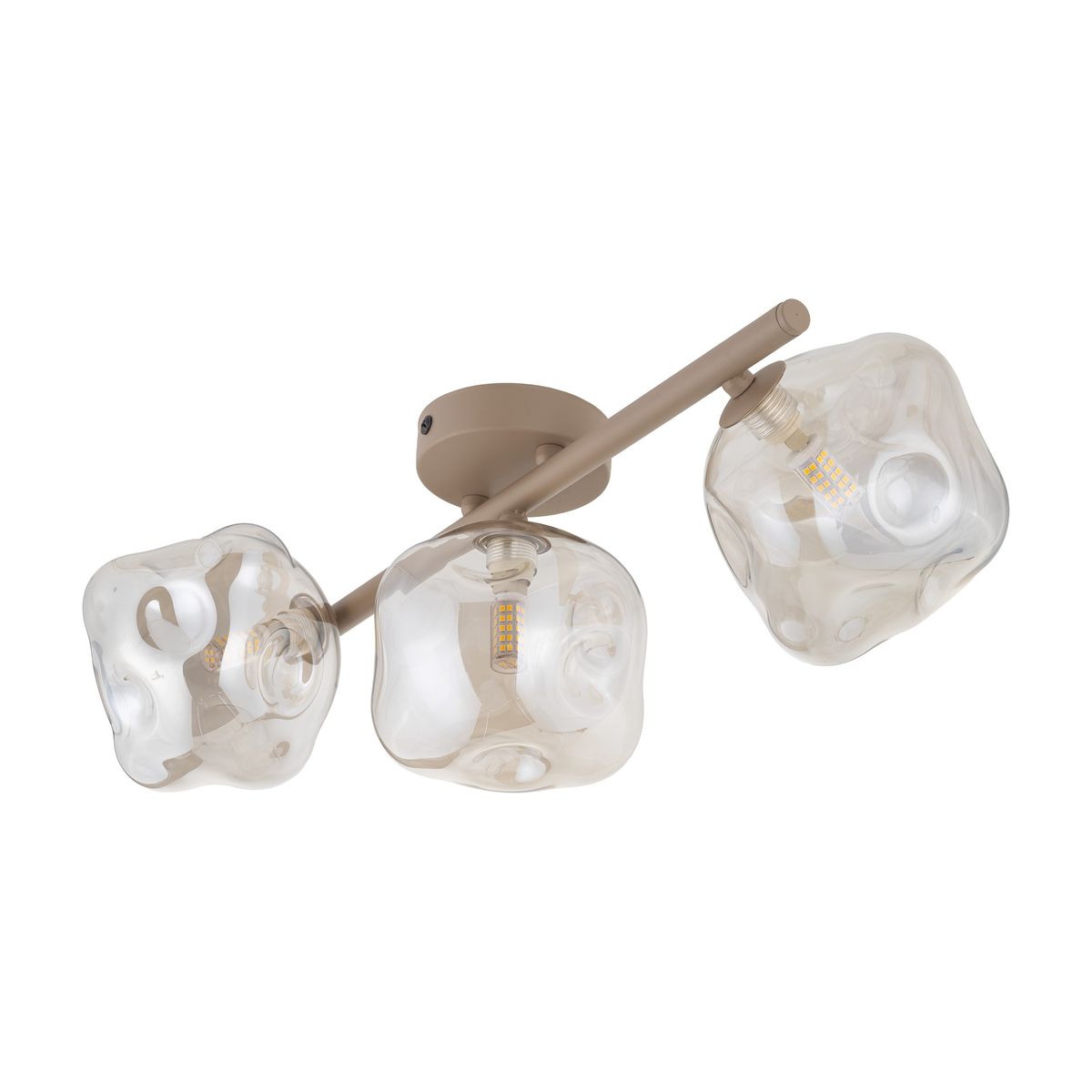 Beżowa lampa sufitowa Lava Sabia z trzema kloszami G9. Klosze mają organiczny kształt, wykonane z przezroczystego szkła. Lampa zamontowana na okrągłej podstawie, z metalowym ramieniem rozciągającym się w bok.