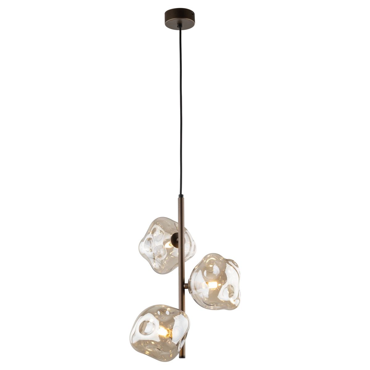 Lava Brown lampa wisząca z brązowym stelażem, zawieszona na czarnym kablu. Posiada trzy przezroczyste klosze w organicznych kształtach, które eksponują źródła światła G9. Lampę umieszczono w frontalnej perspektywie na jednolitym tle.