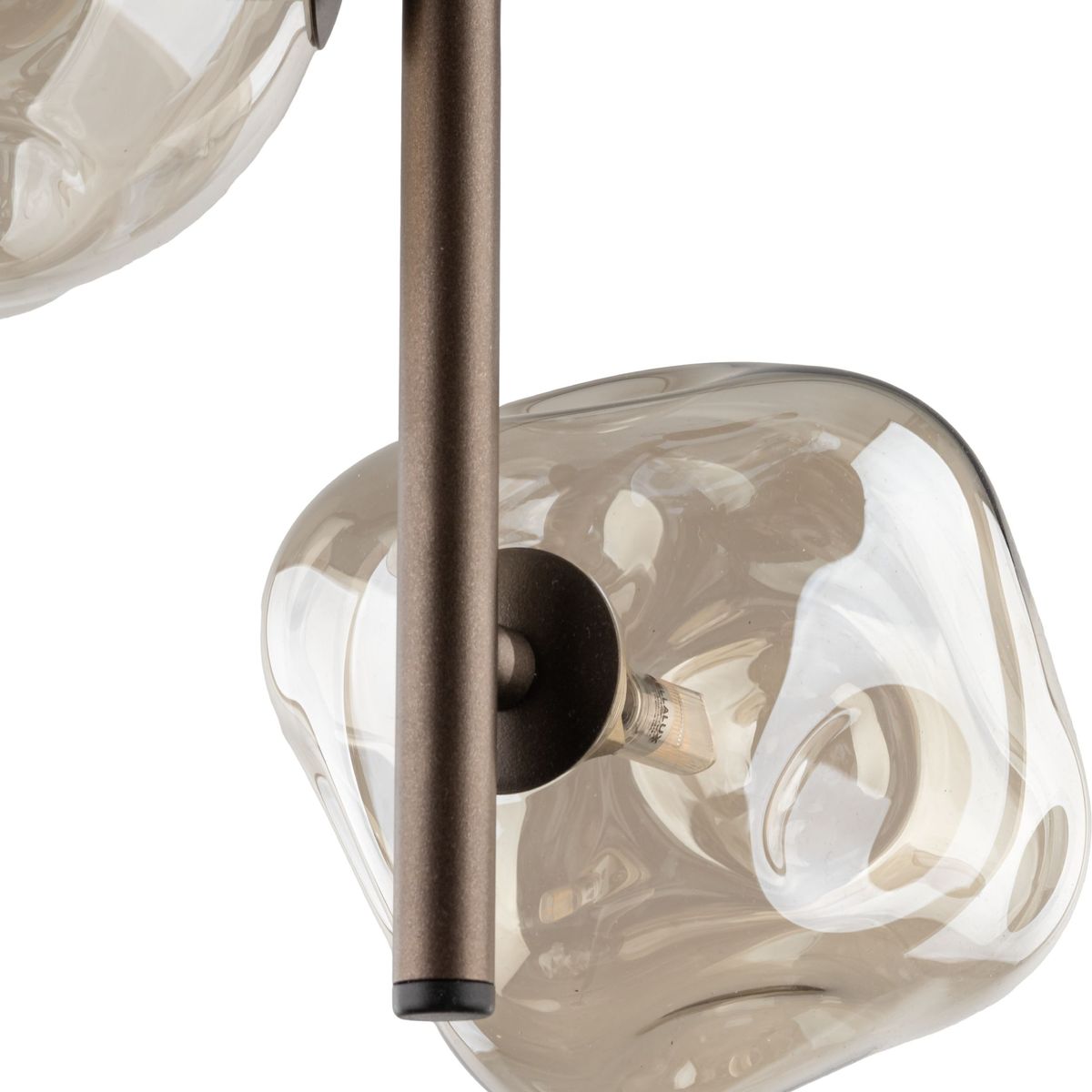 Lampa wisząca Lava Brown 3xG9 w brązowym kolorze, z metalowym wieszakiem w odcieniu brązowym. Szklane klosze mają organiczny kształt, przezroczyste z delikatnym brązowym zabarwieniem. Widok z góry, akcentujący szczegóły montażu i kształt kloszy.