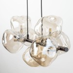 Lava Brown lampa wisząca z siedmioma kloszami G9, w kolorze brązowym. Klosze o organicznych kształtach wykonane z przezroczystego szkła, zawieszone na ciemnej metalowej konstrukcji. Lampa prezentuje nowoczesny design.