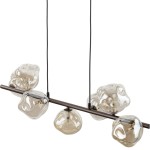 Brązowa lampa wisząca Lava Brown z siedmioma kloszami w kształcie organicznych brył, wykonana z przezroczystego szkła. Utrzymana na metalowej rurze, zawieszona na czarnych przewodach. Idealna do nowoczesnych wnętrz.